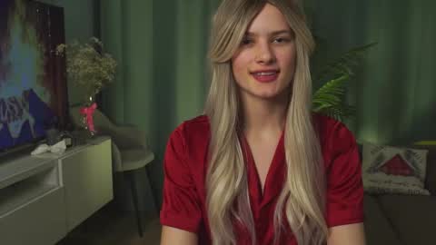 Snapshot of lizbethcoll chatting on 02/19/25, 05:27 Sunnheart online show from 02/19/25, 05:27