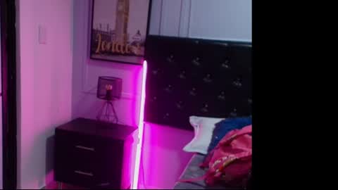 Snapshot of lizz_tender chatting on 12/19/24, 11:18 Lizz online show from 12/19/24, 11:18