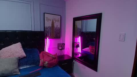 Snapshot of lizz_tender chatting on 12/22/24, 11:22 Lizz online show from 12/22/24, 11:22