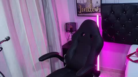 Snapshot of lizz_tender chatting on 01/18/25, 11:43 Lizz online show from 01/18/25, 11:43