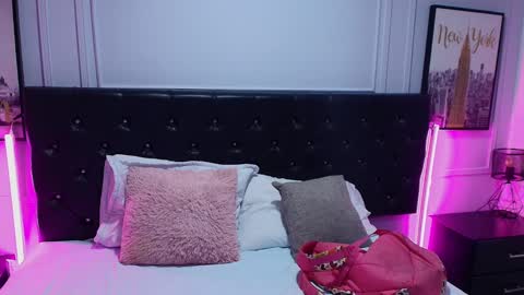 Snapshot of lizz_tender chatting on 01/23/25, 11:48 Lizz online show from 01/23/25, 11:48