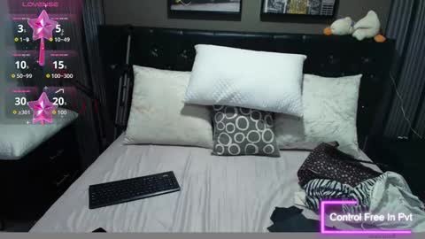 Snapshot of lizz_tender chatting on 09/23/25, 11:24 Lizz online show from 09/23/25, 11:24