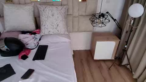 Snapshot of lizz_tender chatting on 10/16/25, 12:50 Lizz online show from 10/16/25, 12:50