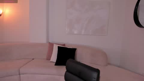 Snapshot of lizzcooper_ chatting on 10/19/25, 11:16 Lizz online show from 10/19/25, 11:16