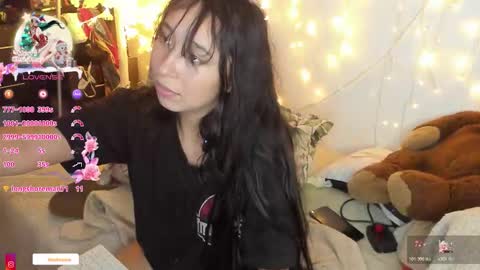 Snapshot of lizzy_kawuaii chatting on 12/23/25, 02:53 lizzy online show from 12/23/25, 02:53