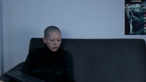 Snapshot of lnxmst chatting on 12/04/25, 10:29 Lynx Mist online show from 12/04/25, 10:29