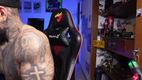logan_hugh8 online show from 05/05/26, 02:19