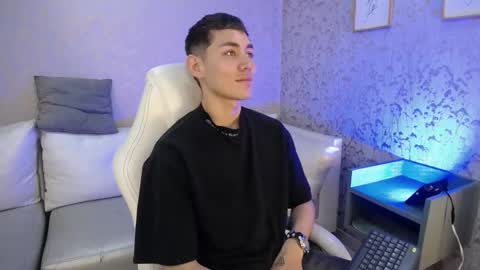 Snapshot of loganfoster_ chatting on 12/14/25, 10:03 Loganfoster online show from 12/14/25, 10:03