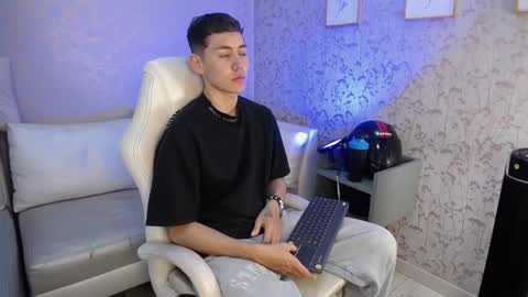 Snapshot of loganfoster_ chatting on 12/15/25, 08:35 Loganfoster online show from 12/15/25, 08:35