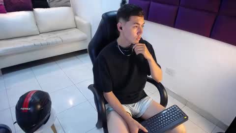 Snapshot of loganfoster_ chatting on 12/22/25, 08:39 Loganfoster online show from 12/22/25, 08:39