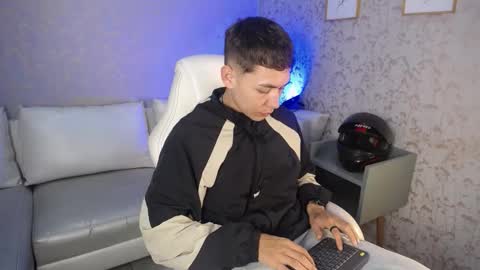 Snapshot of loganfoster_ chatting on 01/06/26, 08:23 Loganfoster online show from 01/06/26, 08:23