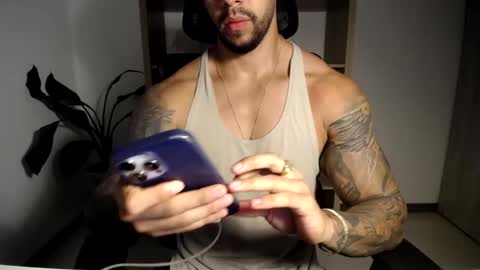 Snapshot of loganhod chatting on 05/27/26, 02:41 Logan Wolfp online show from 05/27/26, 02:41