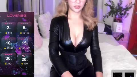 Snapshot of loisewilliams chatting on 09/23/25, 02:58 Mistress L online show from 09/23/25, 02:58