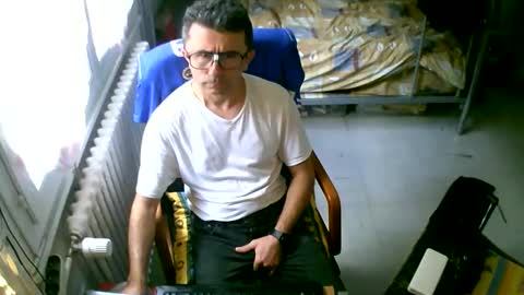 Snapshot of lokoum39 chatting on 09/16/25, 11:33 lokoum39 online show from 09/16/25, 11:33