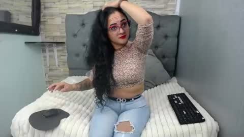 Snapshot of lola__black chatting on 07/17/26, 01:29 L O L A online show from 07/17/26, 01:29