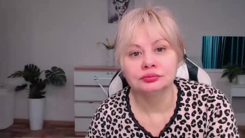  Lola  online show from 10/21/25, 07:31