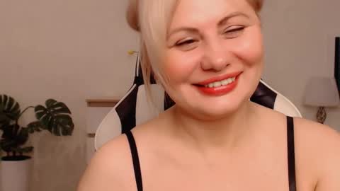  Lola  online show from 11/04/25, 10:14