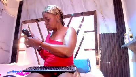 Snapshot of lola_hornei chatting on 05/16/26, 11:53 Lola online show from 05/16/26, 11:53