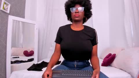 Snapshot of lolajenkiins chatting on 09/29/25, 12:43 lola online show from 09/29/25, 12:43