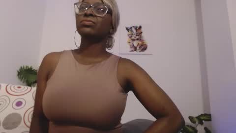 Snapshot of lolajenkiins chatting on 10/19/25, 05:19 lola online show from 10/19/25, 05:19