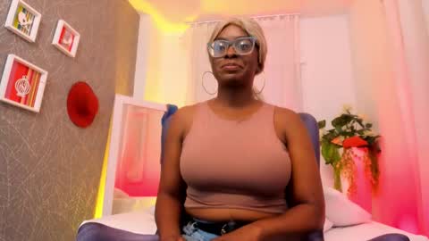 Snapshot of lolajenkiins chatting on 10/21/25, 12:44 lola online show from 10/21/25, 12:44