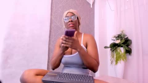 Snapshot of lolajenkiins chatting on 11/18/25, 12:53 lola online show from 11/18/25, 12:53