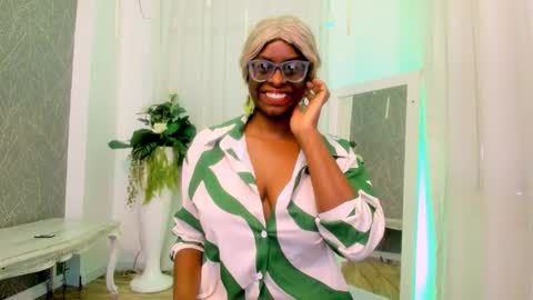 Snapshot of lolajenkiins chatting on 11/19/25, 02:06 lola online show from 11/19/25, 02:06