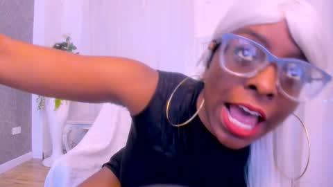 Snapshot of lolajenkiins chatting on 11/21/25, 08:18 lola online show from 11/21/25, 08:18