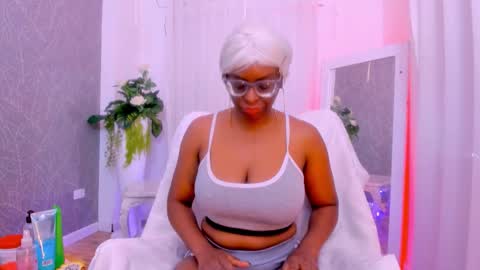 Snapshot of lolajenkiins chatting on 11/22/25, 01:32 lola online show from 11/22/25, 01:32