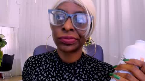 Snapshot of lolajenkiins chatting on 11/29/25, 01:25 lola online show from 11/29/25, 01:25