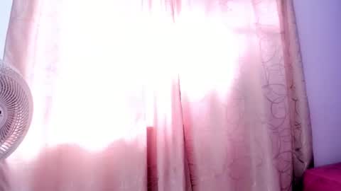 Snapshot of lolasweett_ chatting on 11/22/25, 01:43 lolasweett_ online show from 11/22/25, 01:43