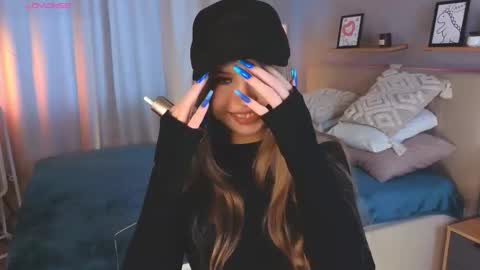 Lola online show from 11/12/25, 08:15