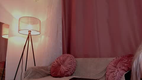 Lolly  online show from 11/18/25, 07:24