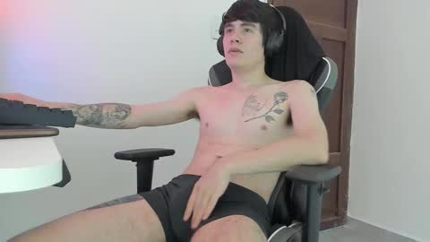 Snapshot of lonelyhotboy0 chatting on 10/14/25, 03:46 Kevin online show from 10/14/25, 03:46