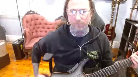 Snapshot of longhair021 chatting on 09/21/25, 02:40 longhair online show from 09/21/25, 02:40