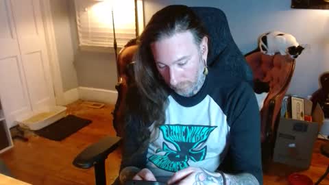 Snapshot of longhair021 chatting on 12/05/25, 01:25 longhair online show from 12/05/25, 01:25