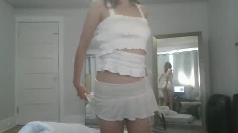 Snapshot of looking444love888 chatting on 10/28/25, 06:10 Elanor online show from 10/28/25, 06:10