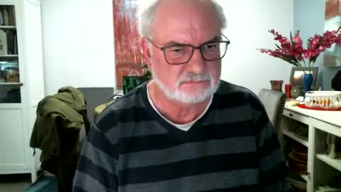 Snapshot of loop102 chatting on 01/22/25, 03:52 loop102 online show from 01/22/25, 03:52