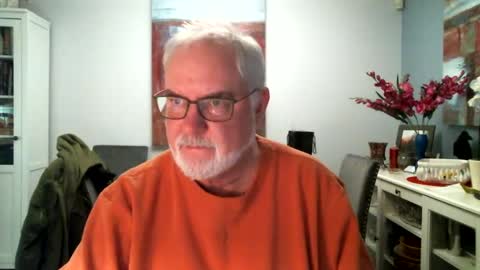 Snapshot of loop102 chatting on 03/01/25, 01:43 loop102 online show from 03/01/25, 01:43