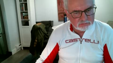 Snapshot of loop102 chatting on 09/16/25, 02:56 loop102 online show from 09/16/25, 02:56