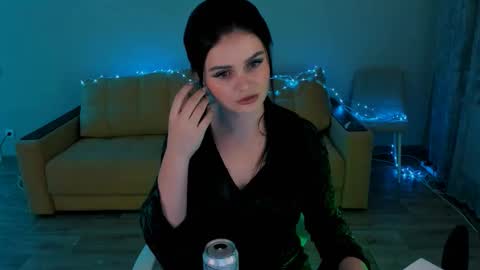 Lora Cain online show from 12/18/25, 02:56