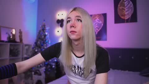 lora_long online show from 12/21/25, 02:46