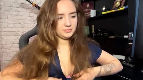 Snapshot of loreanyeatman chatting on 10/17/25, 06:27 Molly online show from 10/17/25, 06:27