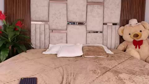  Lorein  online show from 11/24/25, 10:53