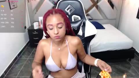 Snapshot of lorena_vieira_ chatting on 12/15/24, 11:09 Lorena Vieira  online show from 12/15/24, 11:09