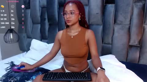 Snapshot of lorena_vieira_ chatting on 12/29/24, 06:45 Lorena Vieira  online show from 12/29/24, 06:45