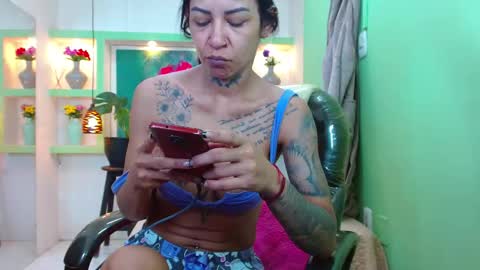 Snapshot of lorenapinto_ chatting on 12/14/25, 10:03 lore online show from 12/14/25, 10:03