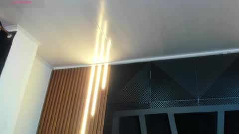  L O R E N Z O  Thumbs Up help  online show from 11/20/25, 05:12