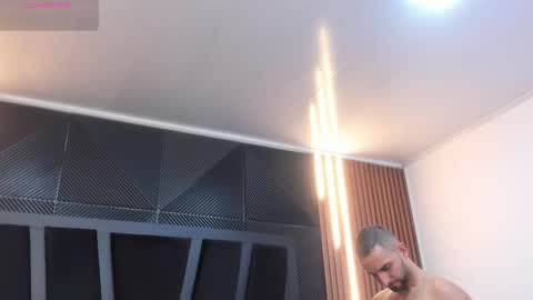  L O R E N Z O  Thumbs Up help  online show from 11/22/25, 05:12