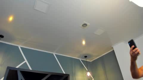  L O R E N Z O  Thumbs Up help  online show from 12/17/25, 06:03